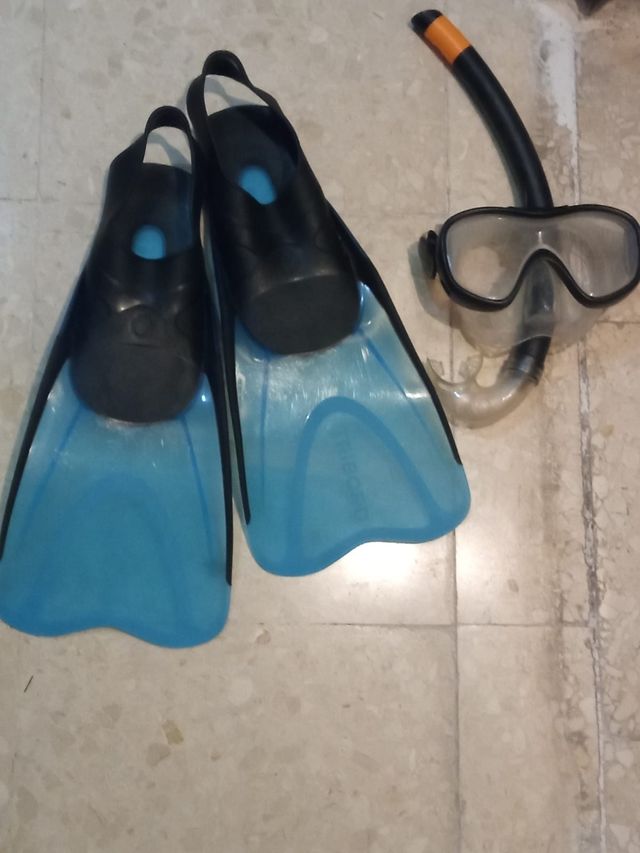 Aletas con gafas y tubo