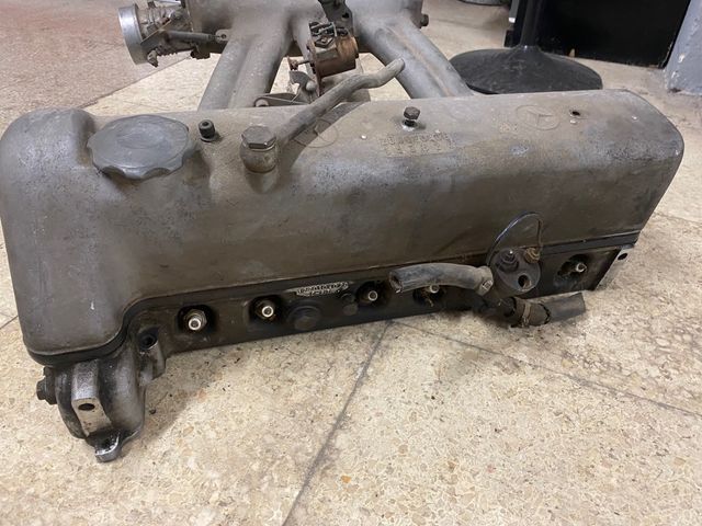 Mercedes 6 cilindros años 60 W111 220 SE