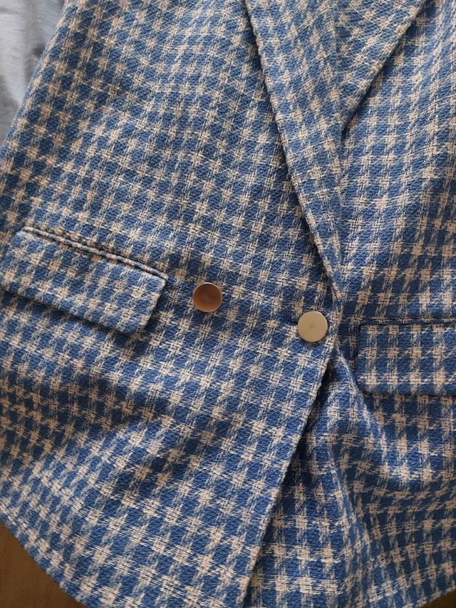 Chaleco blanco y azul