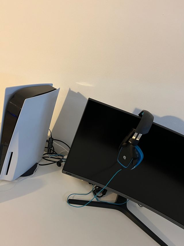 Se vende ps5 + monitor Samsung curve 4K de segunda mano por 860 EUR en