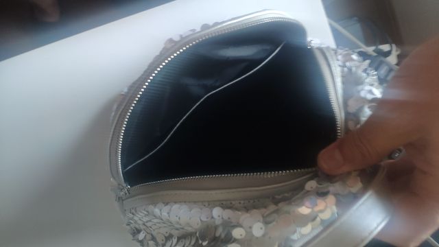 mochila blanca de lentejuelas