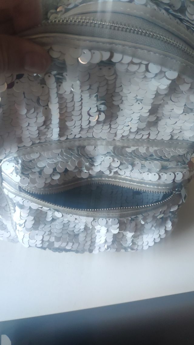 mochila blanca de lentejuelas