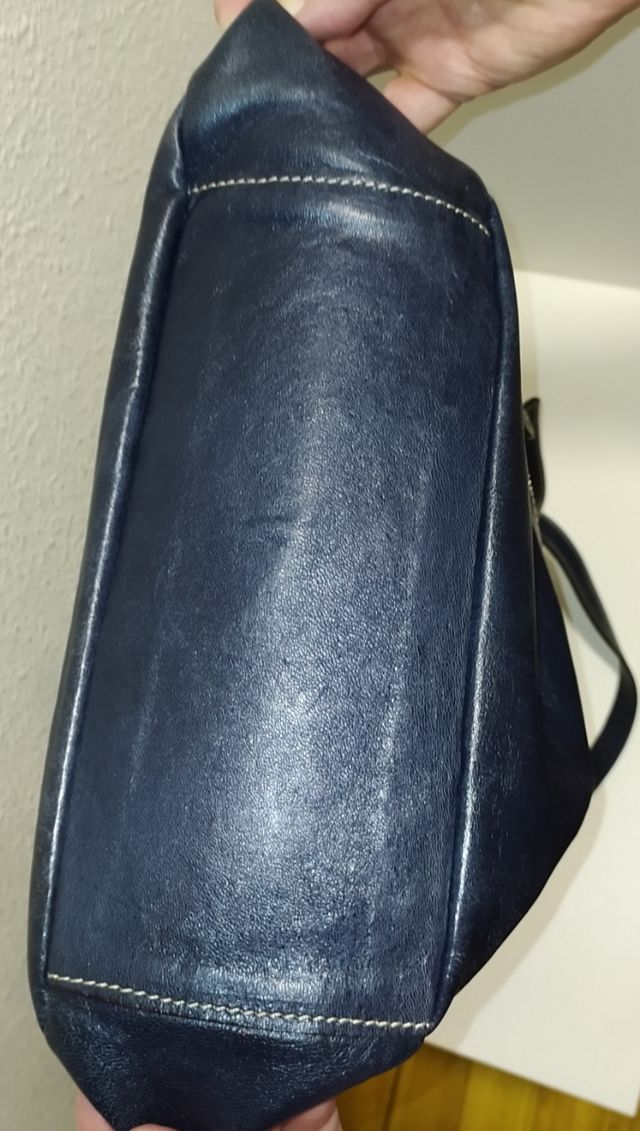 Bolso mediano de suave piel, marca Elenco.