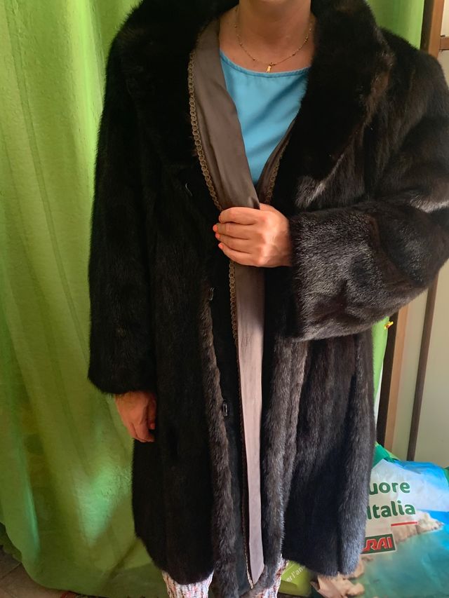 Pelliccia nera con bottone 