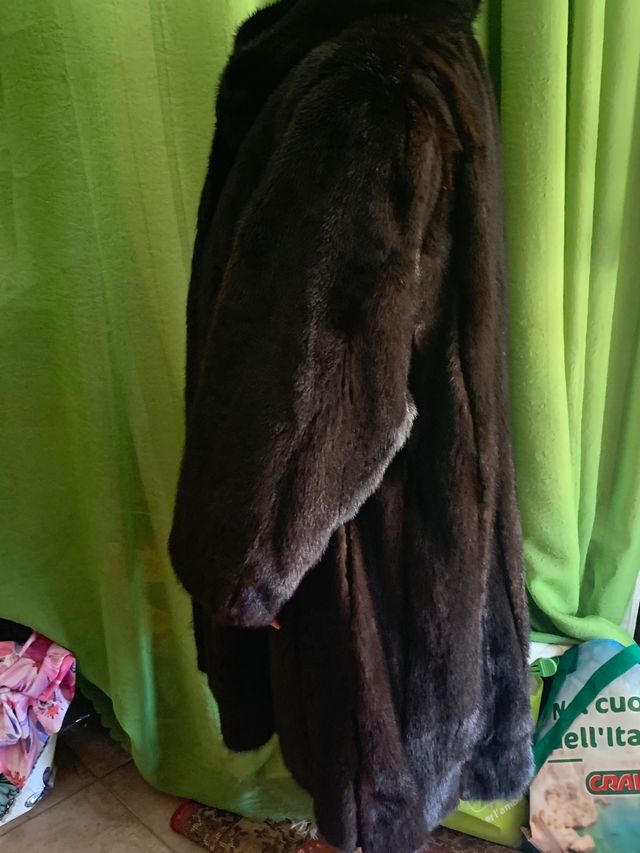 Pelliccia nera con bottone 