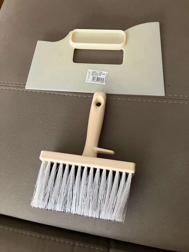 Cepillo y espatula para pegar