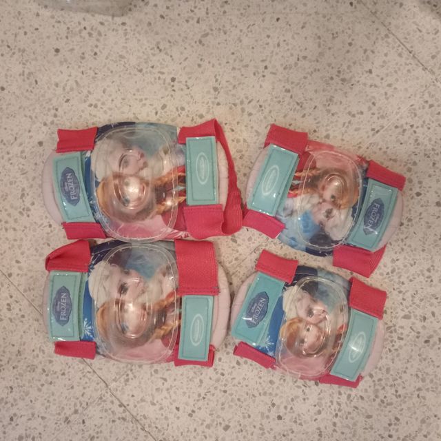 patines talla 25-28 con cascos y protecciones