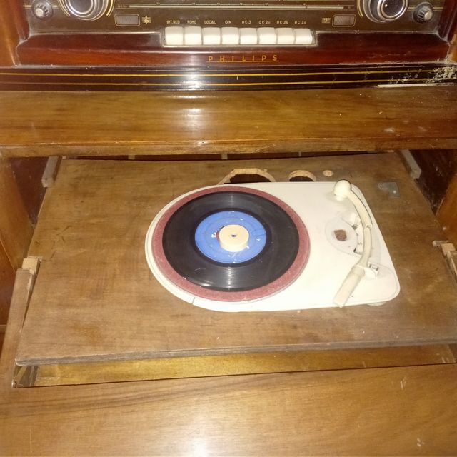 radio Philips antigua con mueble y tocadiscos de segunda mano por 150
