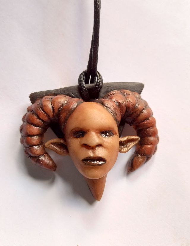 colgante hada fauno gótico