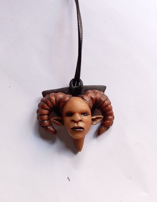 colgante hada fauno gótico