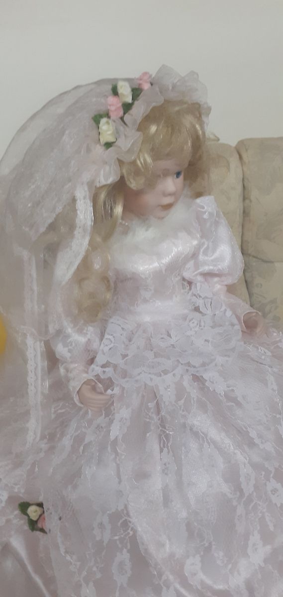 Bambola in porcellana da collezione