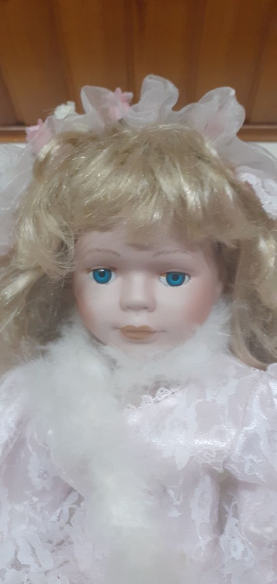 Bambola in porcellana da collezione