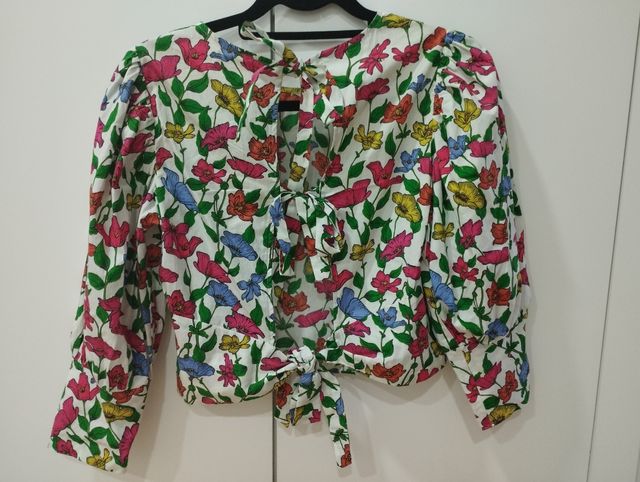 Blusa de flores manga abullonada y escote espalda