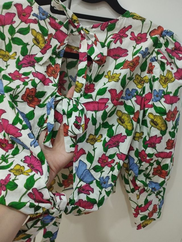 Blusa de flores manga abullonada y escote espalda