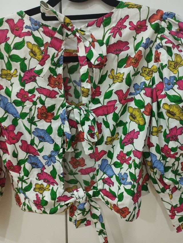 Blusa de flores manga abullonada y escote espalda