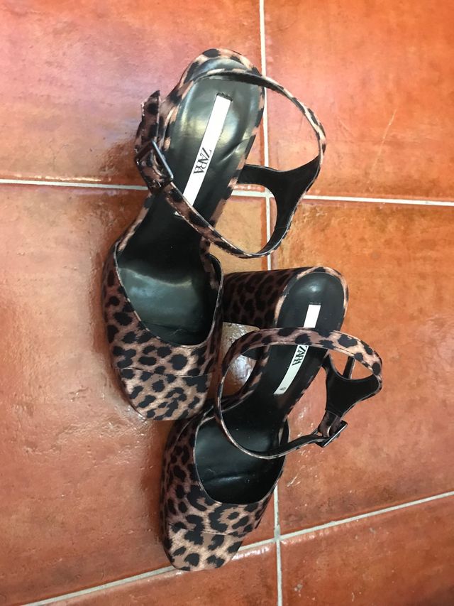 Sandalia plataforma Zara.