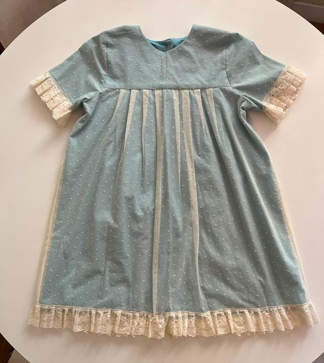 Vestido para niña de plumeti y puntilla