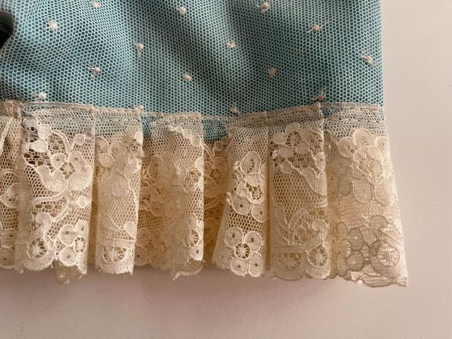 Vestido para niña de plumeti y puntilla