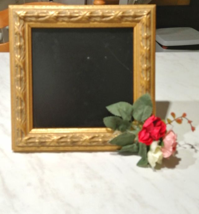 Marco de madera con detalle .