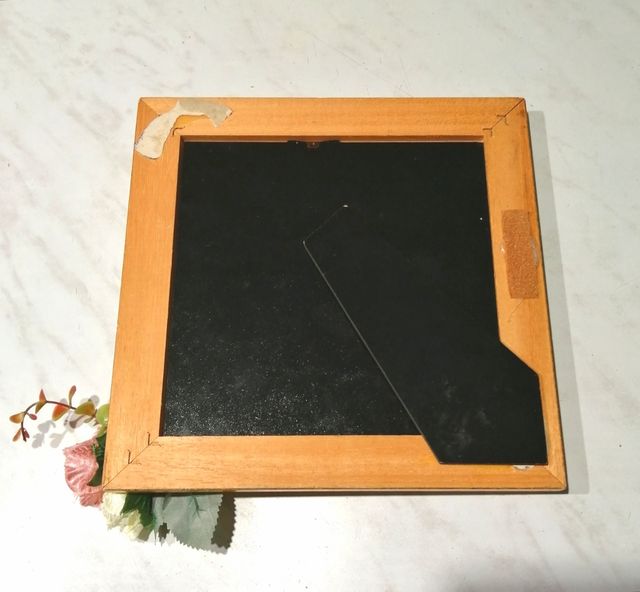 Marco de madera con detalle .