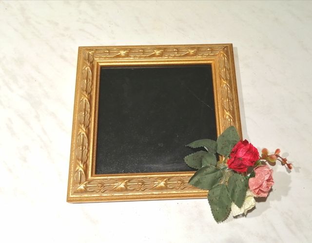 Marco de madera con detalle .