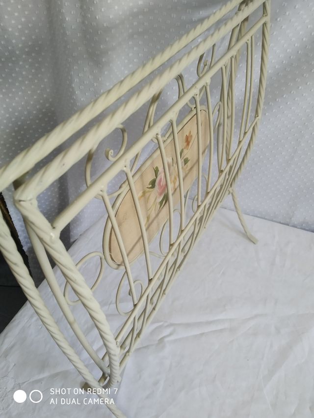 Revistero de forja. Plegable.