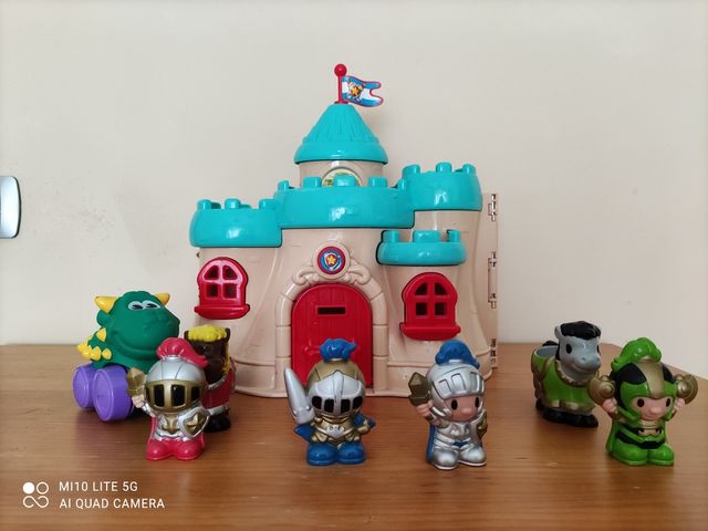 Castillo, caballeros y dragón.