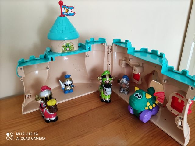 Castillo, caballeros y dragón.