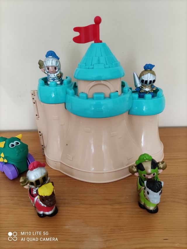 Castillo, caballeros y dragón.