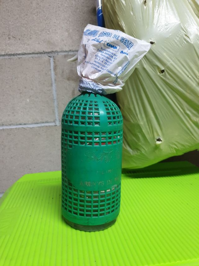 Antiguo sifon con su precinto