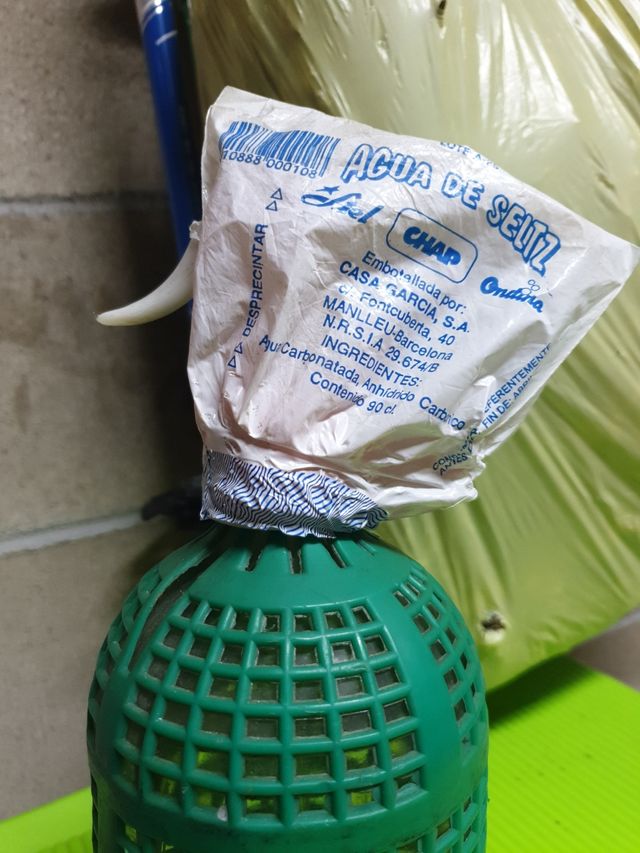 Antiguo sifon con su precinto