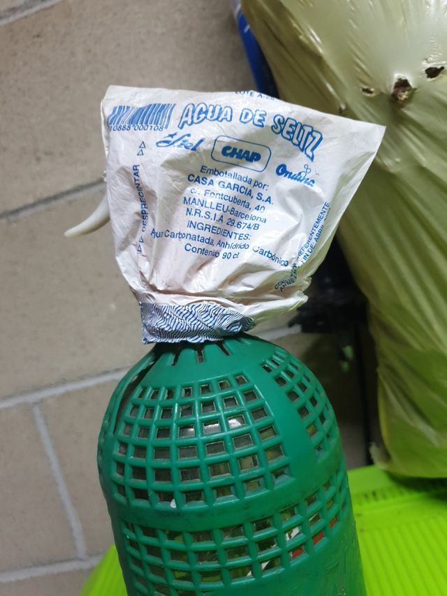 Antiguo sifon con su precinto