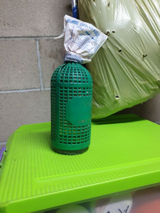 Antiguo sifon con su precinto