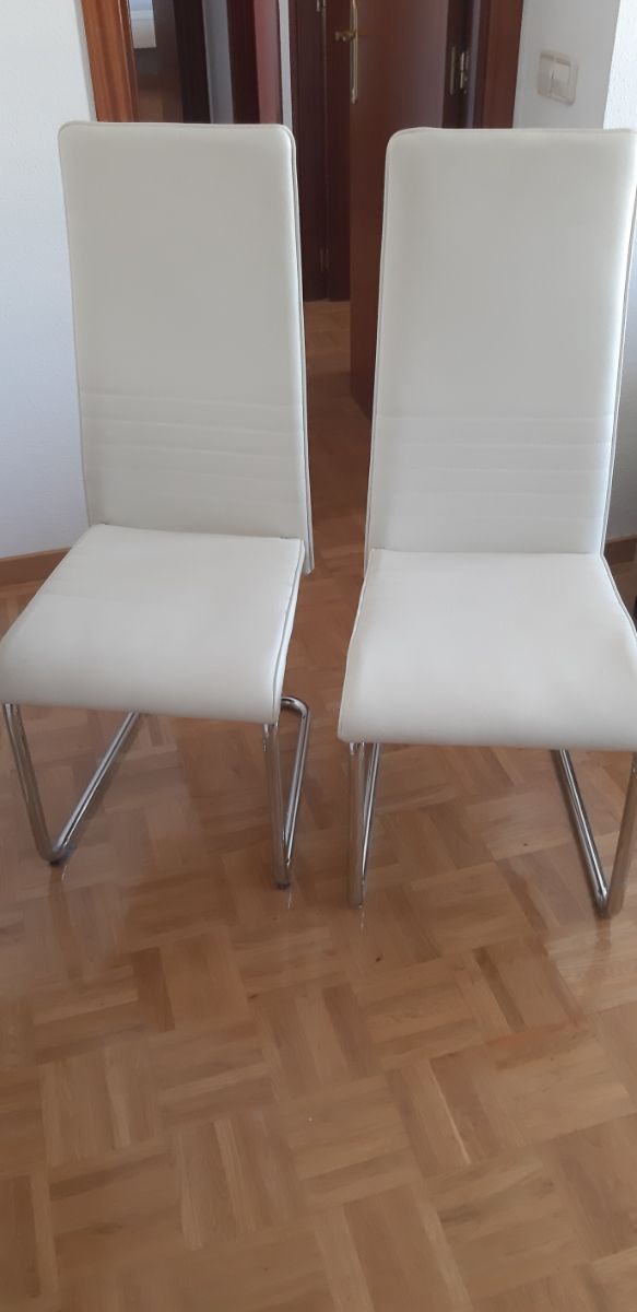 Sillas blancas polipiel