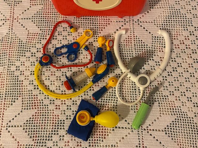 Maletín de médico juguete