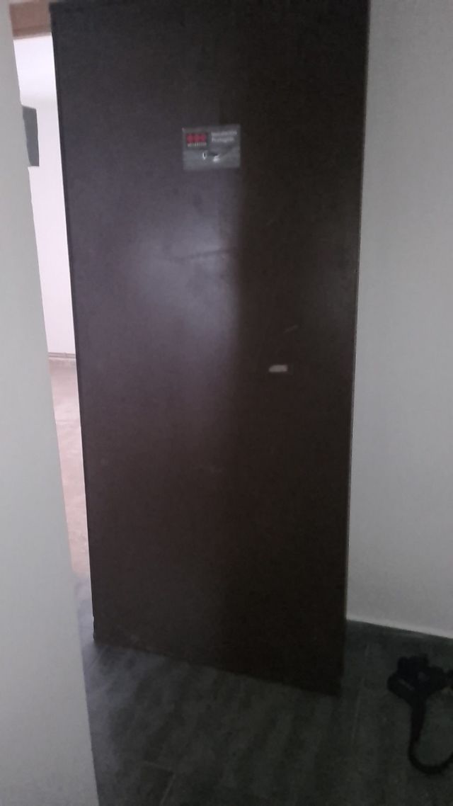 puerta anti-ocupas prácticamente nueva