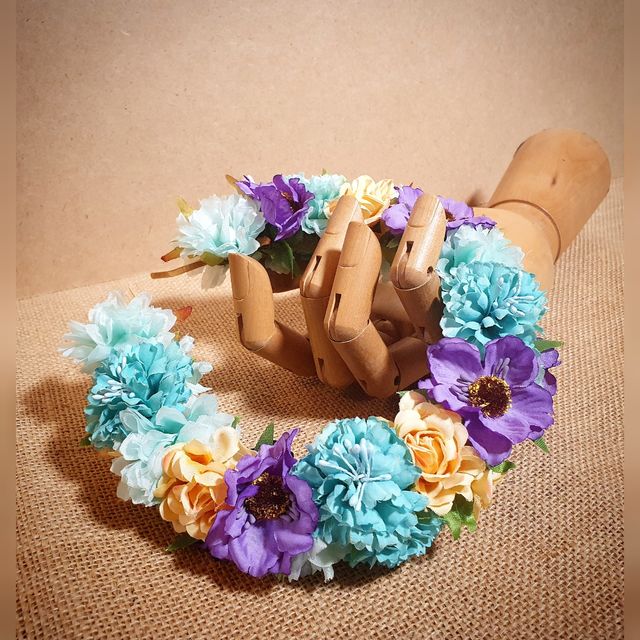 Corona de flores morado verde agua y amarillo