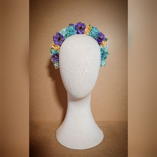 Corona de flores morado verde agua y amarillo