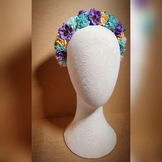 Corona de flores morado verde agua y amarillo
