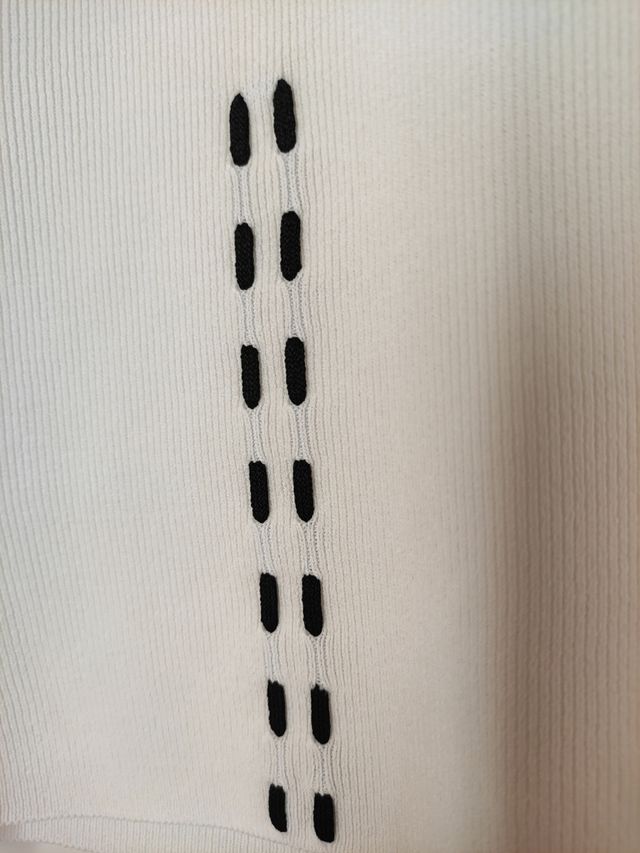 Top en blanco con detalle en negro 