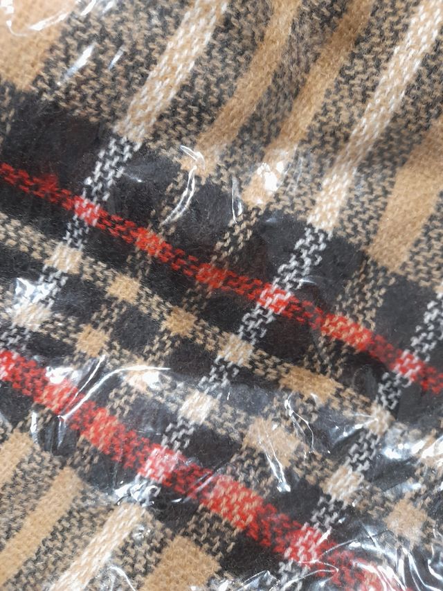 Bufanda, foulard tipo Burberry.