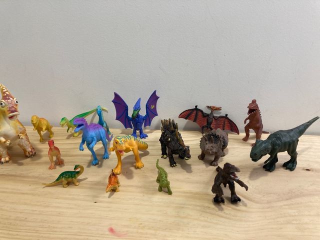 Colección de 17 dinosaurio de juguete