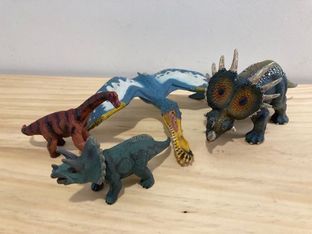 4 dinosaurios realistas de juguete