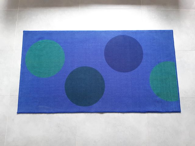 Alfombra azul.