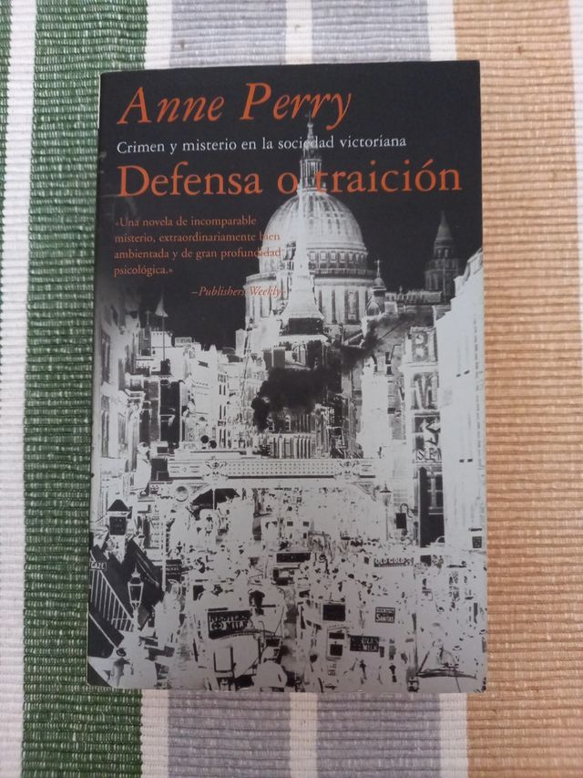 Defensa o traición, Anne Perry