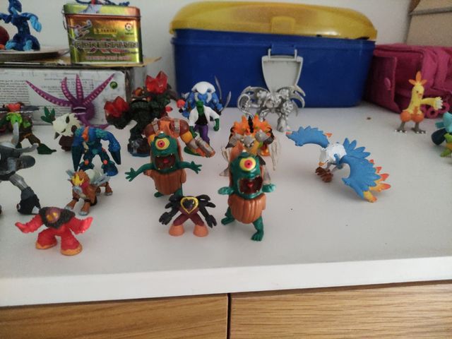 colección de diferentes muñecos