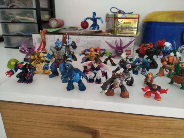 colección de diferentes muñecos