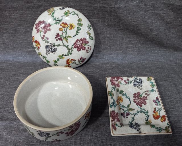 Conjunto de cerámica antiguo