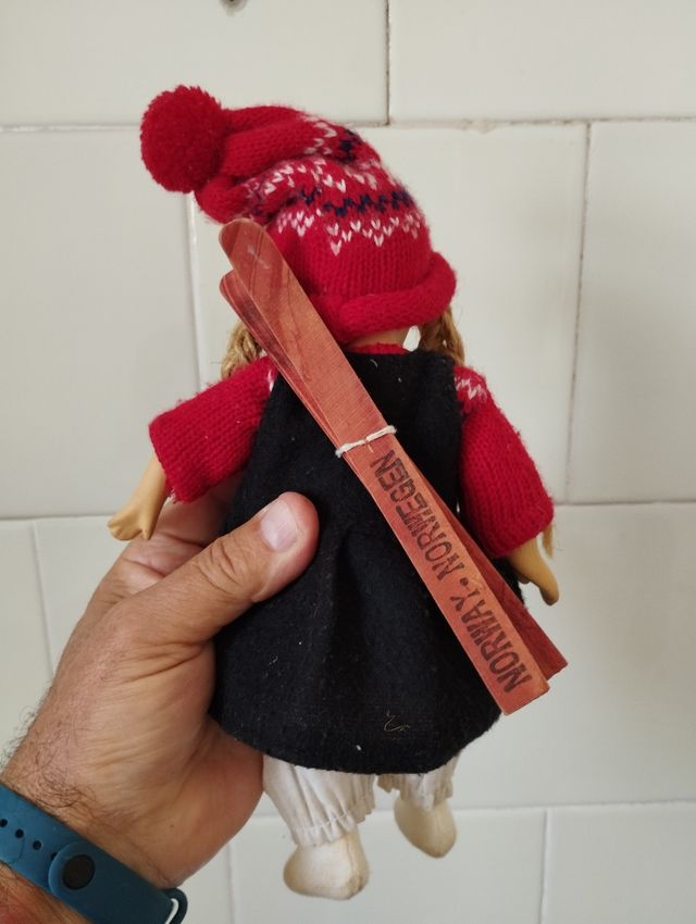 MUÑECA NORUEGA PORCELANA CON ESQUÍS