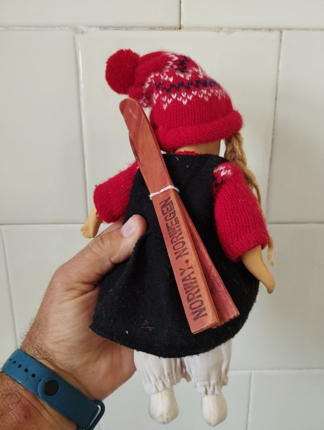 MUÑECA NORUEGA PORCELANA CON ESQUÍS